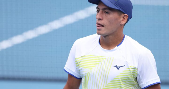 Sebastián Báez con raqueta en mano durante partido de Copa Davis, expresión seria tras polémica por no convocatoria 2026