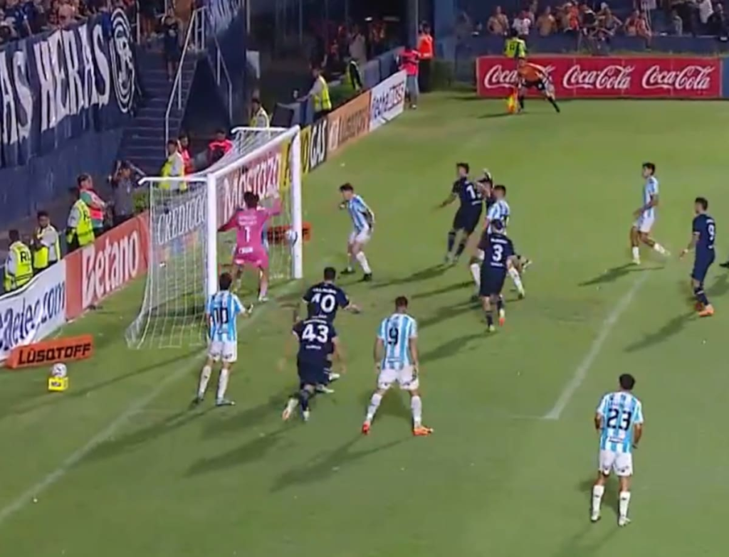 Árbitro señala gol fantasma en Mendoza mientras jugadores de Atlético Tucumán protestan bajo lluvia y granizo