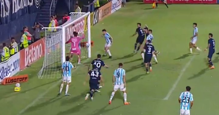 Árbitro señala gol fantasma en Mendoza mientras jugadores de Atlético Tucumán protestan bajo lluvia y granizo