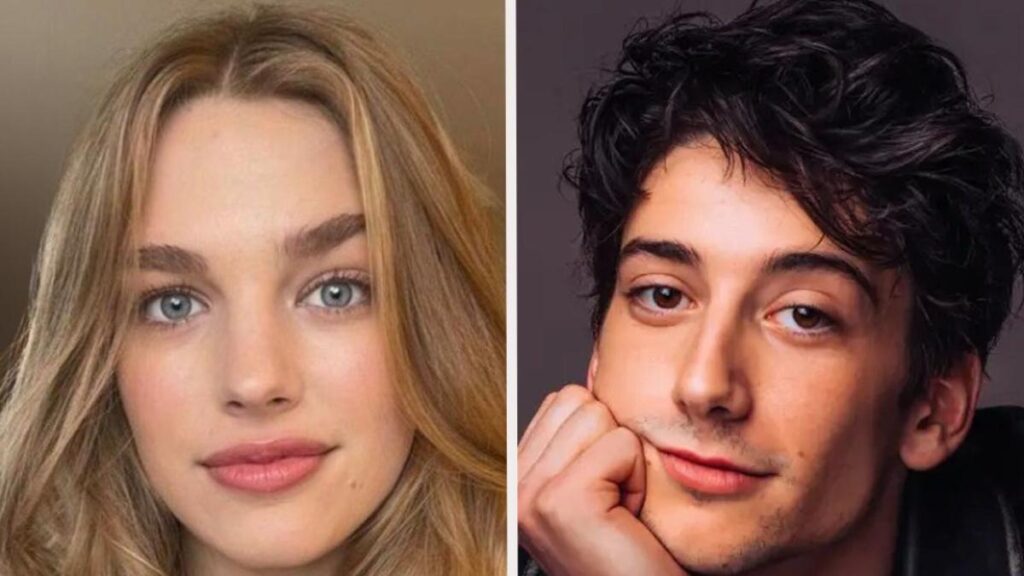 Teagan Croft como Rapunzel y Milo Manheim como Flynn Rider en escena del live action de 'Enredados' con torre de fondo y cabello dorado brillante