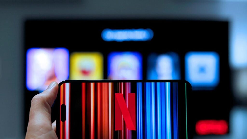 Interfaz móvil de Netflix mostrando videos verticales en su rediseño 2026 con *feed* estilo TikTok