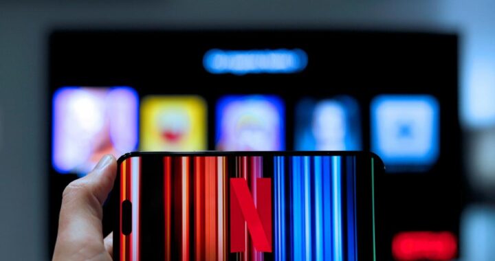 Interfaz móvil de Netflix mostrando videos verticales en su rediseño 2026 con *feed* estilo TikTok