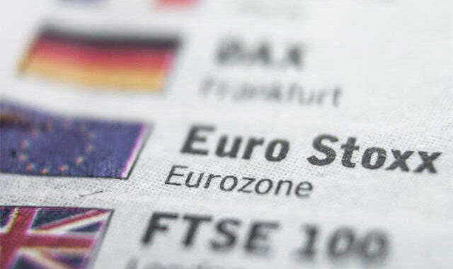 Gráfico de caída de inflación en Europa con flechas verdes en mercados bursátiles y bandera de Ucrania de fondo