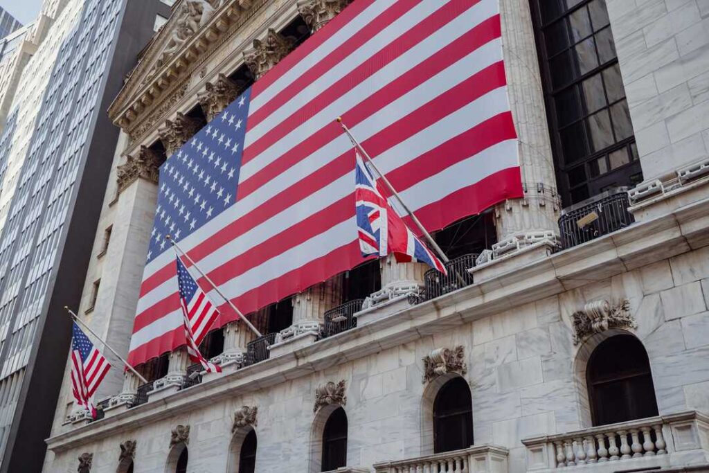 Gráfico en rojo del Dow Jones con flecha en picado tras caída de 800 puntos por guerra comercial