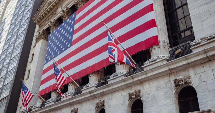 Gráfico en rojo del Dow Jones con flecha en picado tras caída de 800 puntos por guerra comercial