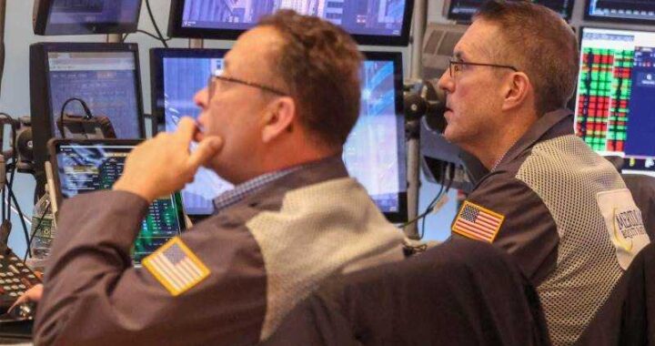 Gráfico del Dow Jones superando los 50400 puntos con velas alcistas y fondo de Wall Street en tono azul corporativo