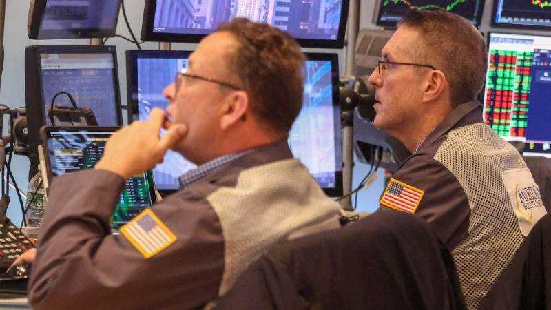 Gráfico del Dow Jones superando los 50400 puntos con velas alcistas y fondo de Wall Street en tono azul corporativo