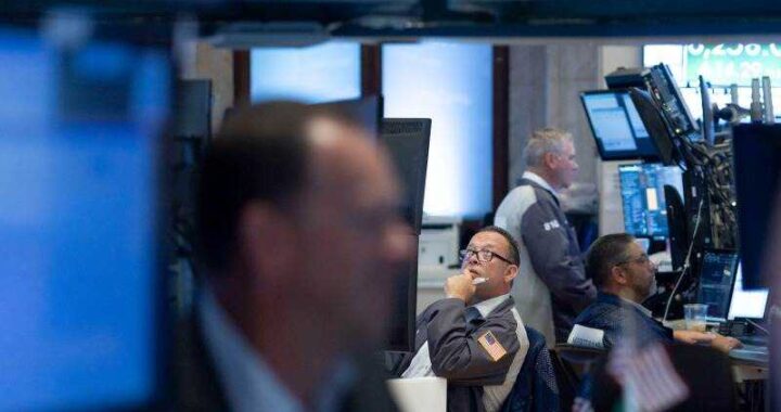 Gráfico de bolsa mostrando el desplome del 5,46% de Nvidia y el Nasdaq en rojo por fin de la burbuja IA