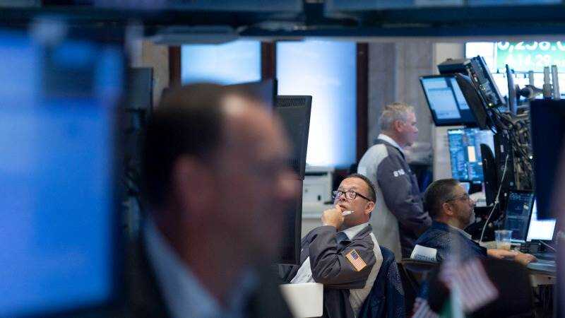 Gráfico de bolsa mostrando el desplome del 5,46% de Nvidia y el Nasdaq en rojo por fin de la burbuja IA