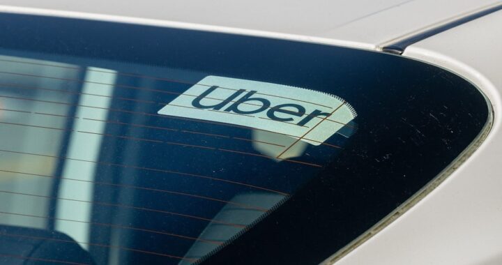 Mapa global con iconos de robotaxis Uber en Hong Kong, Madrid, Houston y Zúrich marcados en neón