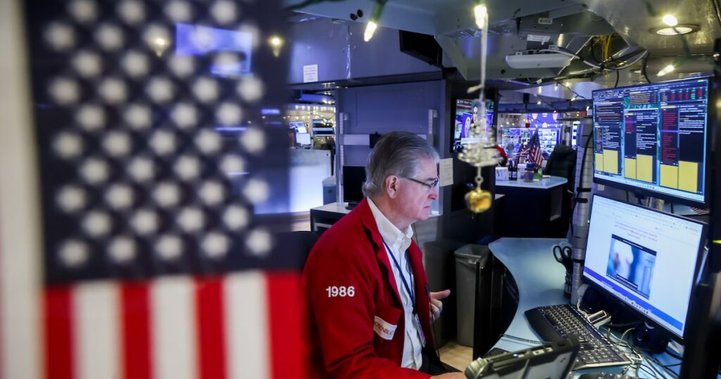 Panel bursátil con cotizaciones de Nvidia y Microsoft durante sesión volátil en NYSE, reflejando rotación en sector tecnológico