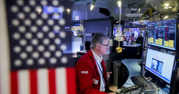 Panel bursátil con cotizaciones de Nvidia y Microsoft durante sesión volátil en NYSE, reflejando rotación en sector tecnológico