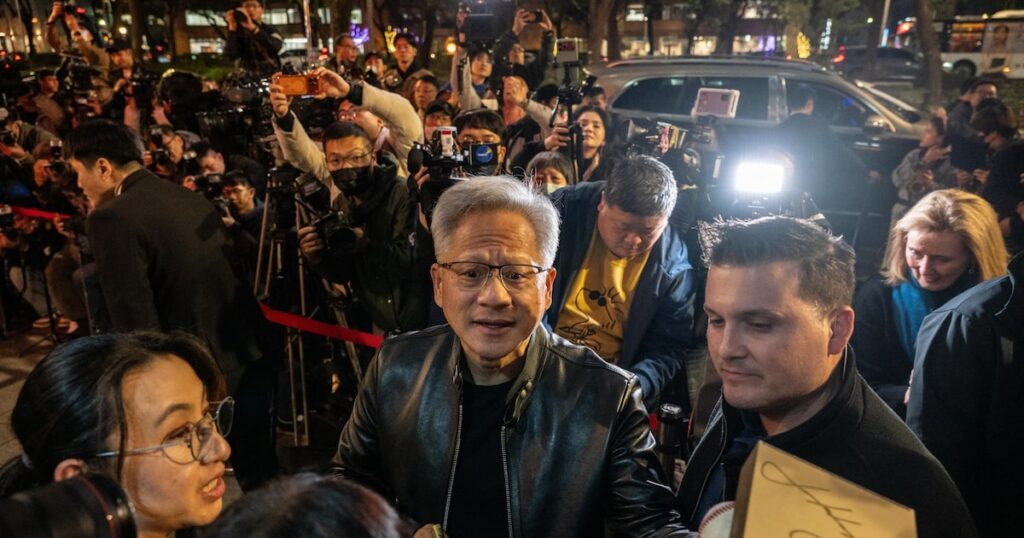 Jensen Huang, CEO de Nvidia, en conferencia de prensa tras anunciar el freno a la inversión en OpenAI con gráficos de chips H100 al fondo