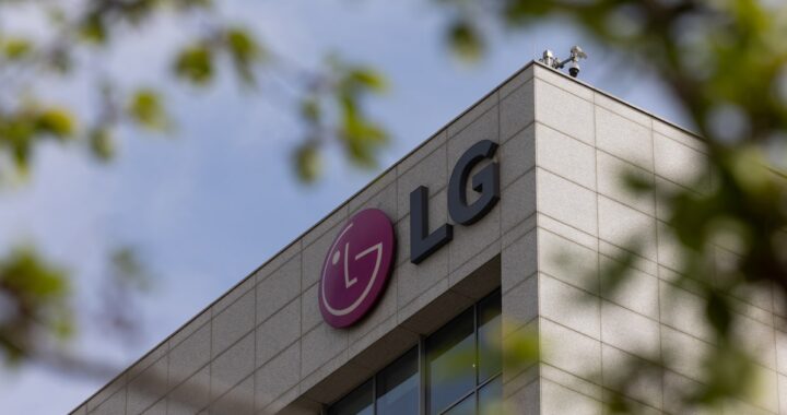 Ejecutivo analizando gráficos de crecimiento de LG en Brasil con pantallas profesionales y sistemas de climatización inteligente al fondo