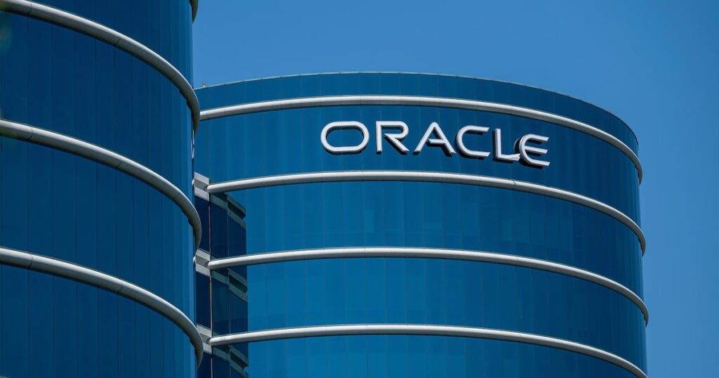 Gráfico comparativo de Oracle vs AWS con fondos de US$50.000M para dominar la nube en 2026