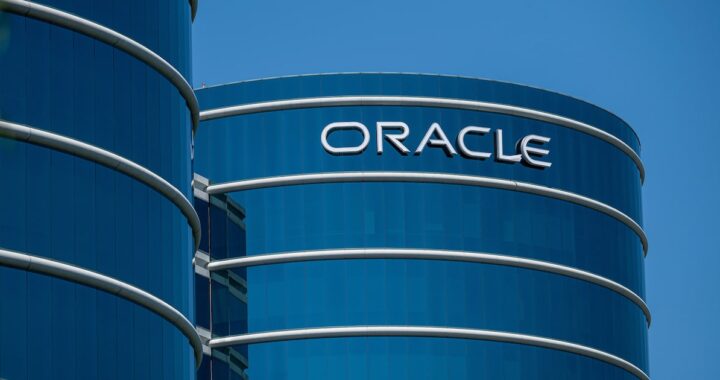 Gráfico comparativo de Oracle vs AWS con fondos de US$50.000M para dominar la nube en 2026