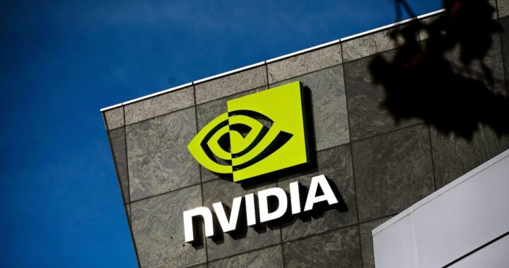 Gráfico de bolsa mostrando caída abrupta de acciones de Nvidia con chips H100 en primer plano