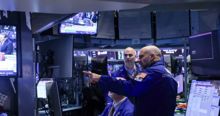 Gráfico de caída de acciones en Wall Street con flechas rojas marcando -7% en Schwab y -6.8% en Raymond James por impacto de la IA