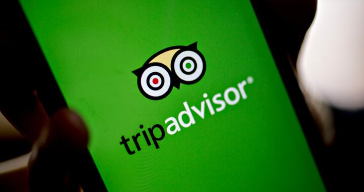 Gráfico comparativo de caída de acciones de Booking y TripAdvisor vs alza de Marriott y Hilton por adopción de IA en 2024