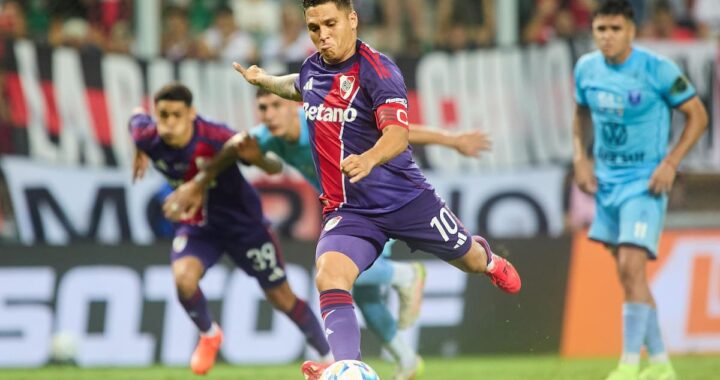 Juanfer Quintero celebra el penal que salvó a River de una derrota histórica ante equipo de ascenso