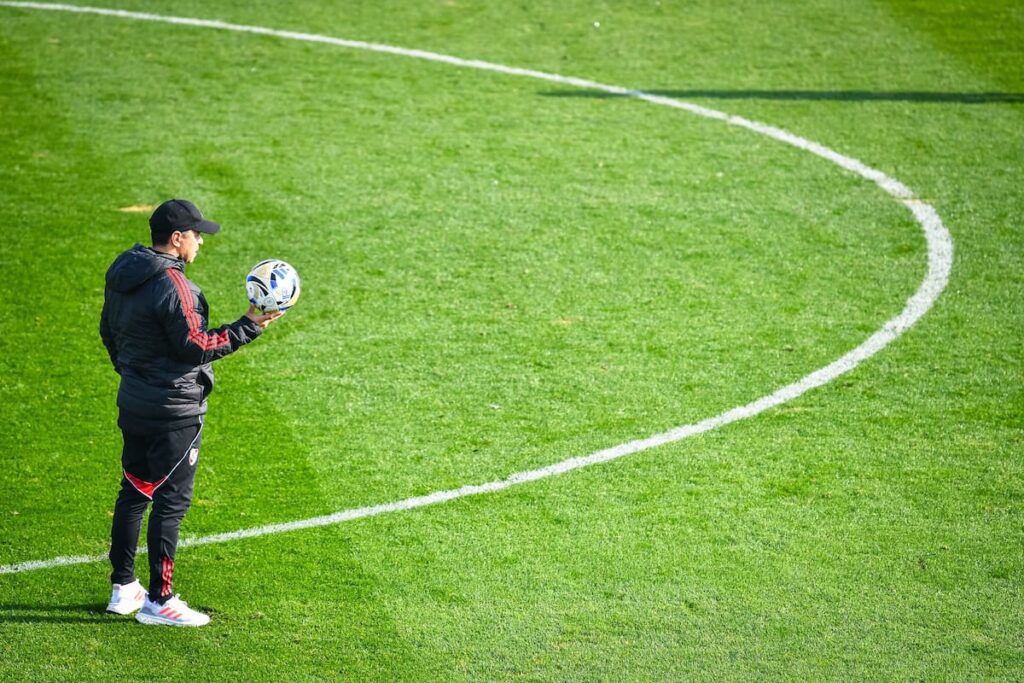 Jugadores de River con rostros serios en el vestuario tras derrota, reflejando la crisis 2026 y tensión interna