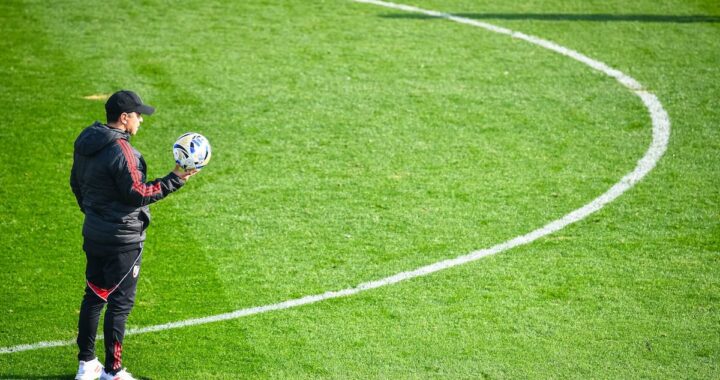 Jugadores de River con rostros serios en el vestuario tras derrota, reflejando la crisis 2026 y tensión interna