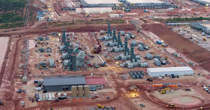 Gráfico de barras mostrando el impacto de la IA en el PIB de EE.UU. con $200.000M en inversión y centros de datos al fondo