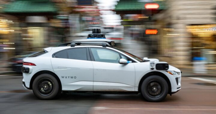 Vehículo autónomo de Waymo en San Francisco con sensores activados y logo visible