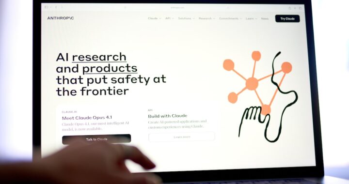 Ejecutivos firman acuerdo de alianza IA con gráficos de crecimiento financiero y código de Claude en pantallas