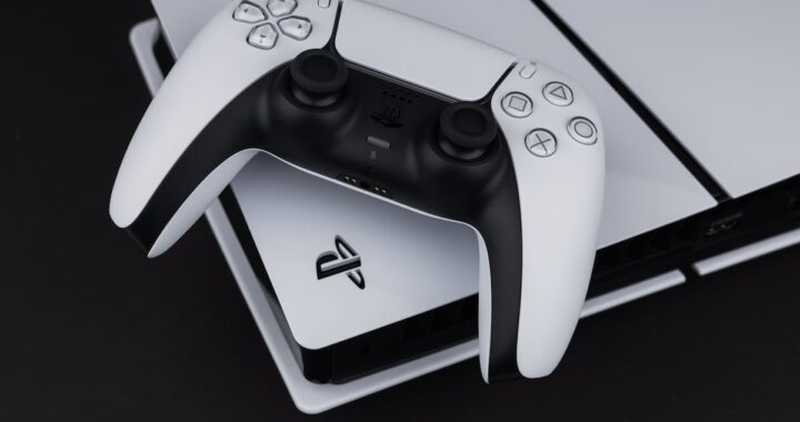 Consola PS5 con gráficos de ventas en caída libre y fondo de juegos exclusivos como 'Spider-Man 2'