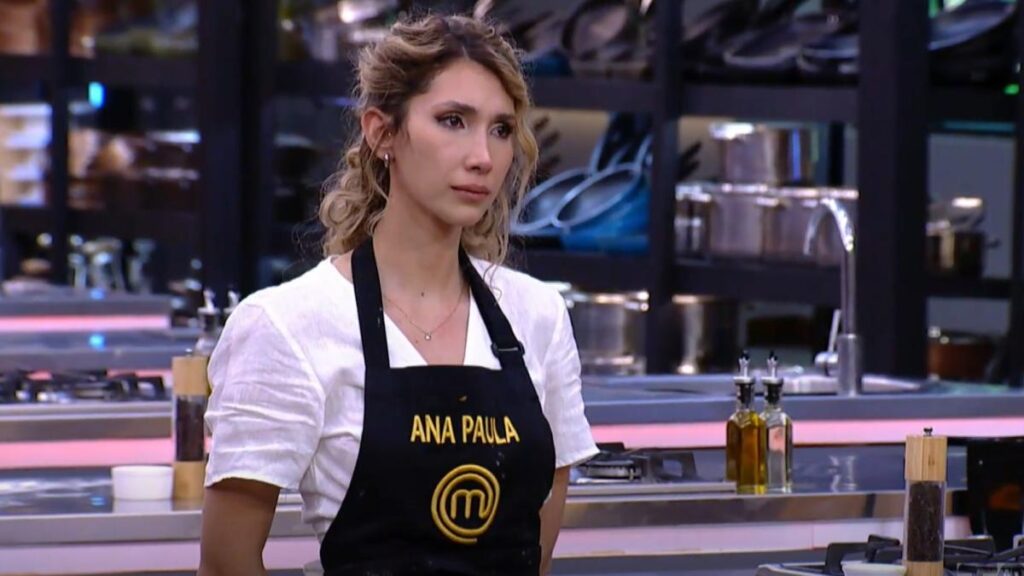 Ana Paula Buljubasich con expresión de frustración frente a su bisque de langosta incompleto en MasterChef