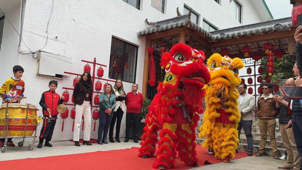 Dragón de 70 metros y leones danzantes en Quito durante el Año Nuevo Chino 2026 con el Caballo de Fuego