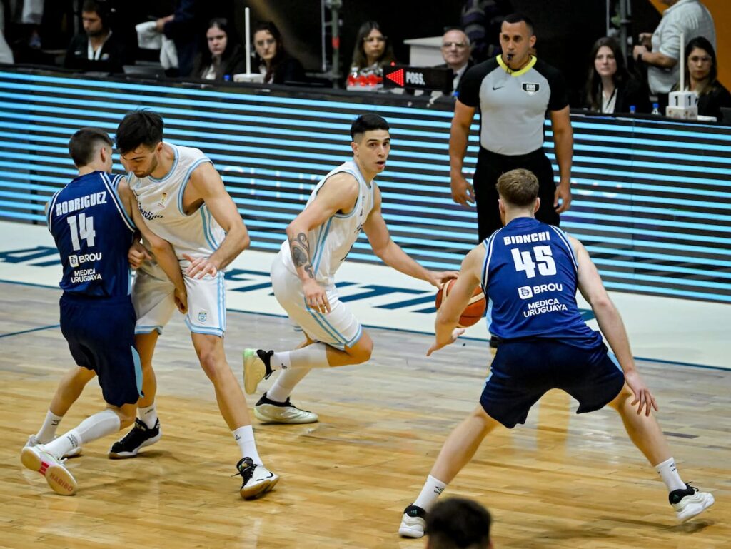 Jugadores de Argentina cabizbajos tras derrota 44-61 vs Uruguay en Obras Sanitarias, reflejando crisis en el básquet