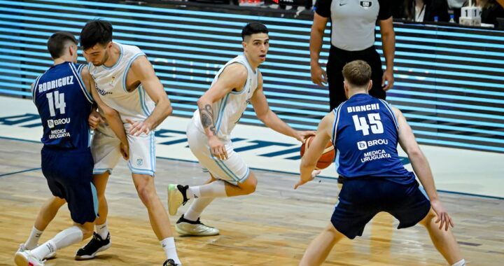Jugadores de Argentina cabizbajos tras derrota 44-61 vs Uruguay en Obras Sanitarias, reflejando crisis en el básquet