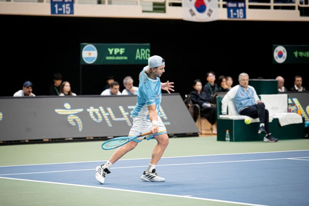 Marco Trungelliti frustado tras perder el punto decisivo ante Hyeon Chung en Copa Davis 2024