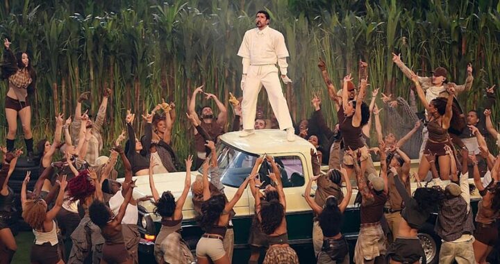 Bad Bunny en el escenario del Super Bowl 2026 con fondo de caña de azúcar y la frase 'The only thing more powerful than hate is love' iluminada