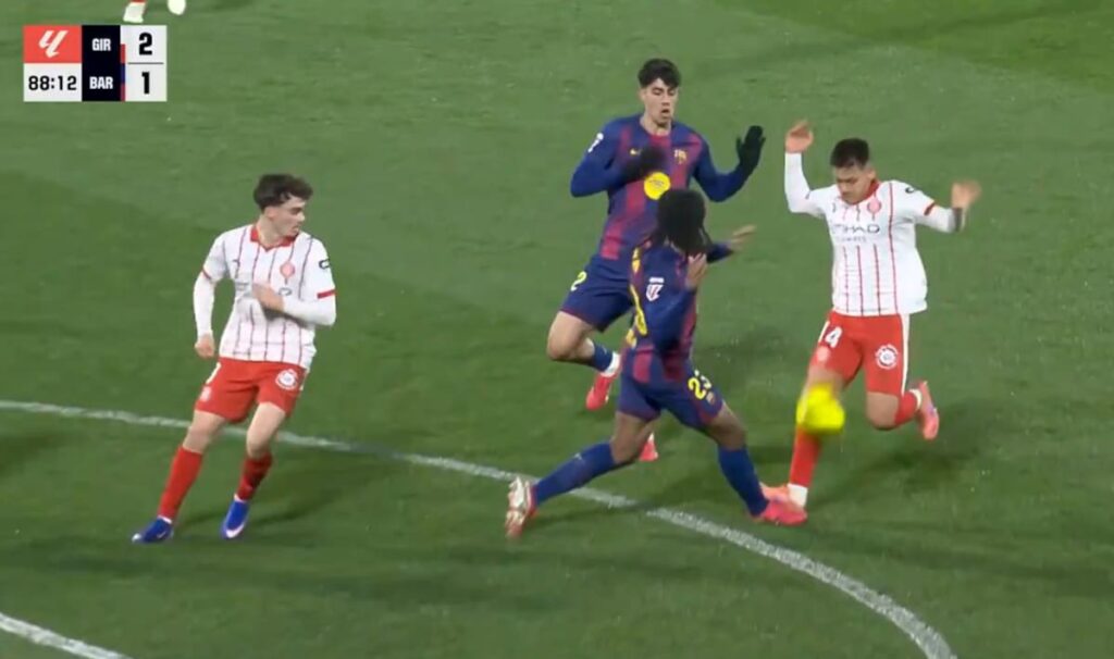 Yamal tras fallar penal en Montilivi con árbitro de fondo y jugadores del Girona celebrando