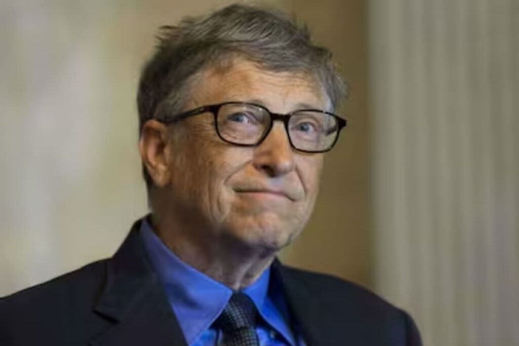 Bill Gates en conferencia analizando gráficos de impacto laboral de la IA con datos del Foro Económico Mundial sobre 300 millones de empleos en riesgo