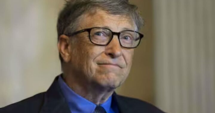 Bill Gates en conferencia analizando gráficos de impacto laboral de la IA con datos del Foro Económico Mundial sobre 300 millones de empleos en riesgo
