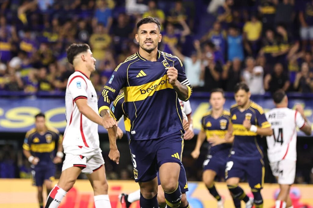 Ascacibar y Romero celebran en la Bombonera tras el 2-0 de Boca, con rostros de alivio más que euforia