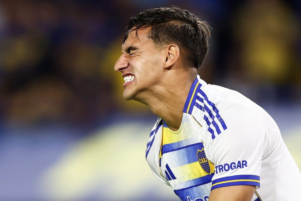 Jugadores de Boca cabizbajos tras otro 0-0 en la Bombonera, con la hinchada de espaldas y silbidos de fondo