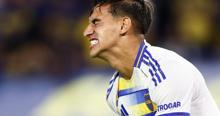 Jugadores de Boca cabizbajos tras otro 0-0 en la Bombonera, con la hinchada de espaldas y silbidos de fondo
