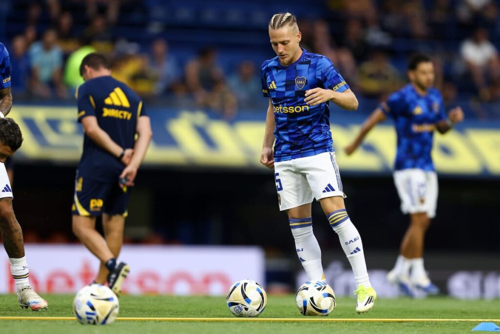 Adam Bareiro con camiseta de Fortaleza en acción, analizando su posible llegada a Boca como refuerzo urgente