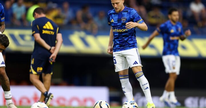 Adam Bareiro con camiseta de Fortaleza en acción, analizando su posible llegada a Boca como refuerzo urgente
