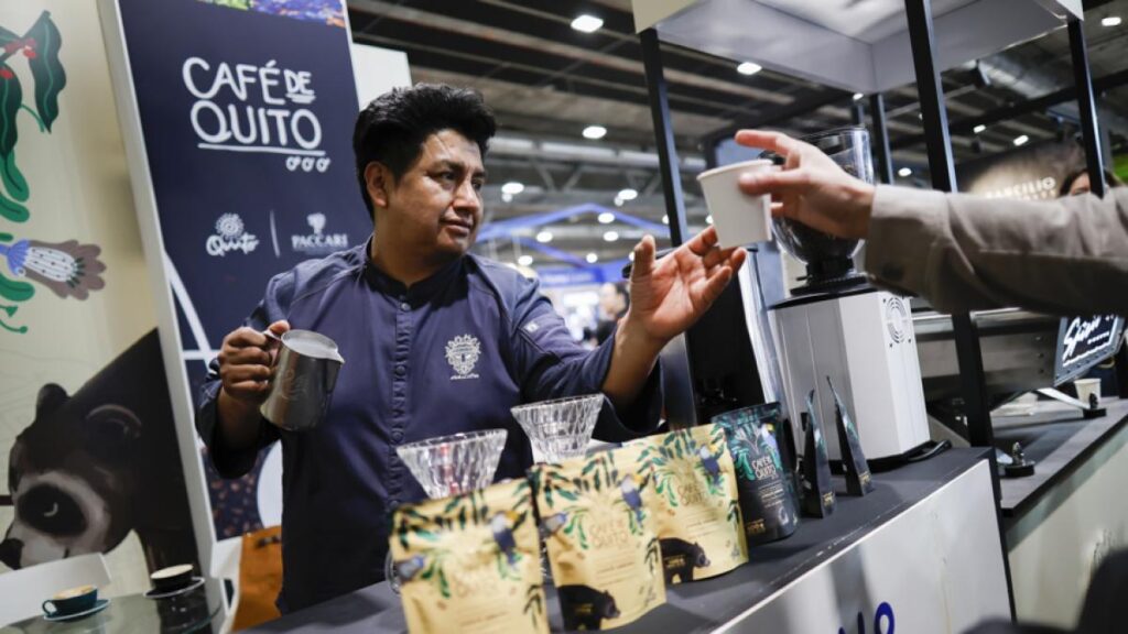 Stand del 'Coffee Fest Madrid 2026' con tazas de café ecuatoriano y carteles de la Reserva Chocó Andino