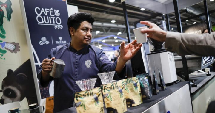 Stand del 'Coffee Fest Madrid 2026' con tazas de café ecuatoriano y carteles de la Reserva Chocó Andino