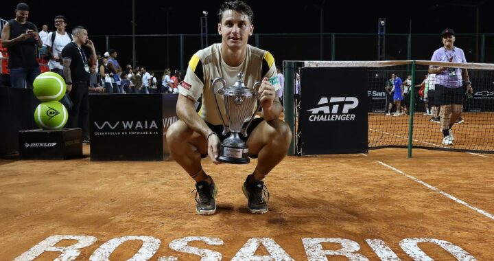 Camilo Carabelli celebra su bicampeonato en Rosario Challenger con el trofeo en alto, fondo de canchas de polvo de ladrillo