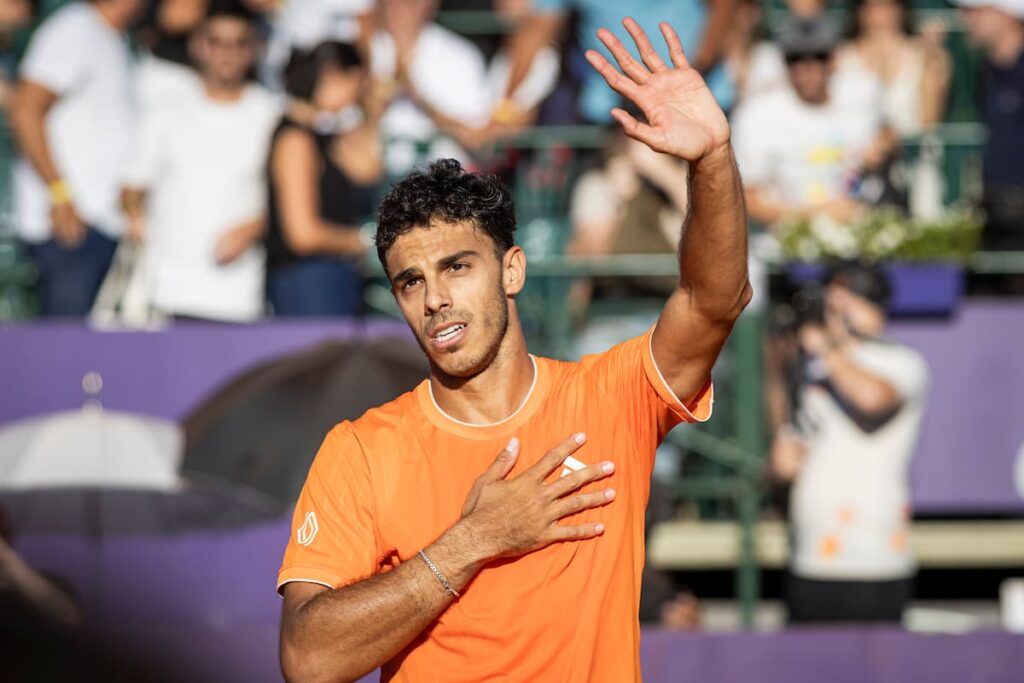Cerúndolo y Darderi en acción durante la final del Argentina Open, con el público vibrando en las gradas