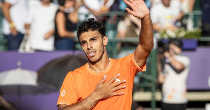 Cerúndolo y Darderi en acción durante la final del Argentina Open, con el público vibrando en las gradas