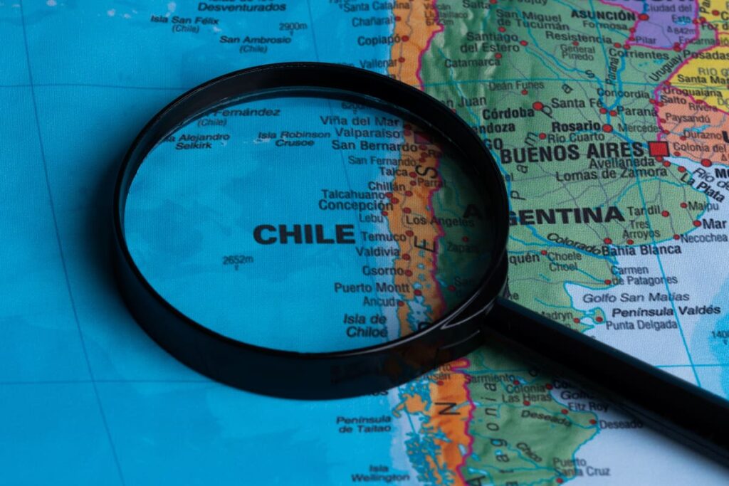 Equipo técnico revisa servidores del modelo Latam-GPT con datos de 8 países latinoamericanos para evitar sesgos culturales